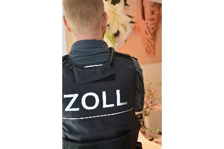Erneut hat der Zoll einen illegal Beschäftigten in einem Nagelstudio angetroffen (Symbolbild).