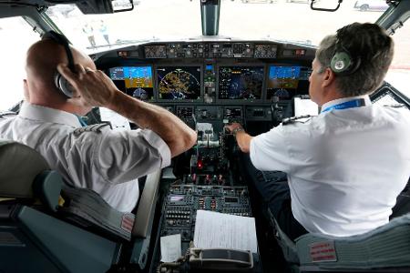 Zwei Piloten im Cockpit bedeuten mehr Sicherheit. Zwei Piloten im Cockpit bedeuten mehr Sicherheit.