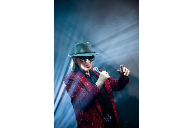 Udo Lindenberg steht bei der Eröffnungsfeier zu seiner Ausstellung auf der Bühne und singt.