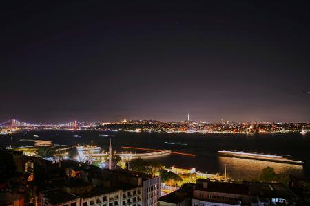 Fähren und Schiffe fahren durch den Bosporus in Istanbul.