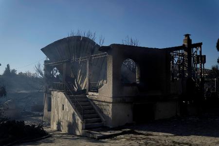 Bei Athen wurden 13 Häuser von einem Großbrand stark beschädigt, manche sogar völlig zerstört.