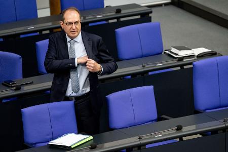 Von Grünen und Linken gab es harsche Kritik an dem Vorhaben von Alexander Dobrindt (CSU). Von Grünen und Linken gab es harsche Kritik an dem Vorhaben von Alexander Dobrindt (CSU).