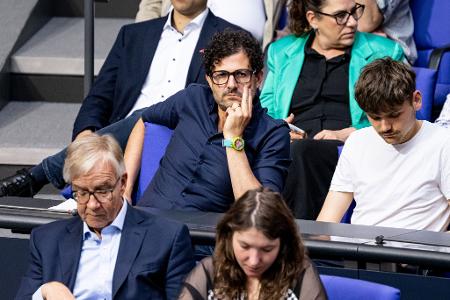 Luigi Pantisano (Linke) kassierte für seine Zwischenrufe einen Ordnungsruf von Bundestagspräsidentin Julia Klöckner.