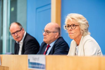 Kommissionschefin Christiane Schönefeld, Arbeitgeber-Verhandlungsführer Steffen Kampeter (M) und Gewerkschaftsverhandlungsführer Stefan Körzell sind sich einig beim Mindestlohn. Kommissionschefin Christiane Schönefeld, Arbeitgeber-Verhandlungsführer Steffen Kampeter (M) und Gewerkschaftsverhandlungsführer Stefan Körzell sind sich einig beim Mindestlohn.