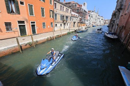 Polizisten auf Jet-Ski in den Kanälen Venedigs