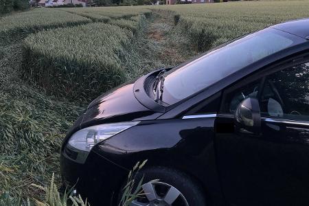Die Fahrt endete auf einem Getreidefeld. Foto: Polizei Minden-Lübbecke Die Fahrt endete auf einem Getreidefeld. Foto: Polizei Minden-Lübbecke