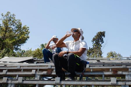 Hitze in Griechenland: Arbeiter machen eine Pause vor der Zappeion-Halle. Eine dreitägige Hitzewelle mit Temperaturen über 40 Grad macht den Menschen in weiten Teilen des östlichen Mittelmeeres das Leben schwer.