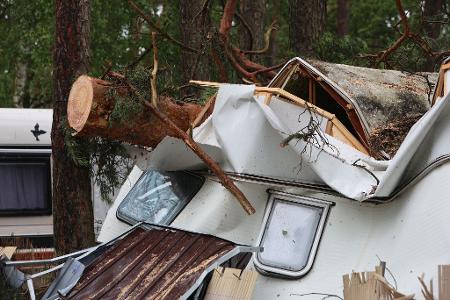Nach dem Unwetter - Wohnwagen unbewohnbar