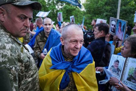 Ukrainische Soldaten kehren nach einem Kriegsgefangenenaustausch zwischen Russland und der Ukraine aus der Gefangenschaft zurück.