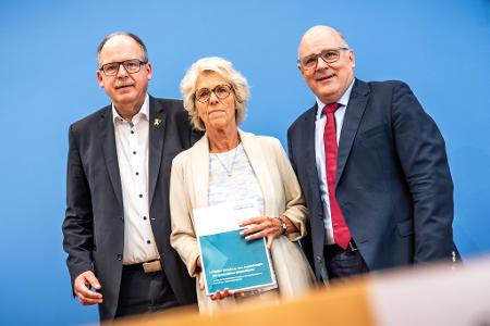 Die Mindestlohnkommission präsentiert das Mindestlohn-Ergebnis. 