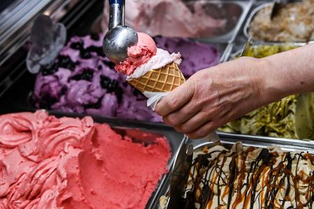 Laut Umfrage bestellen die meisten Verbraucher in Deutschland zwei bis drei Kugeln in der Eisdiele. Laut Umfrage bestellen die meisten Verbraucher in Deutschland zwei bis drei Kugeln in der Eisdiele.