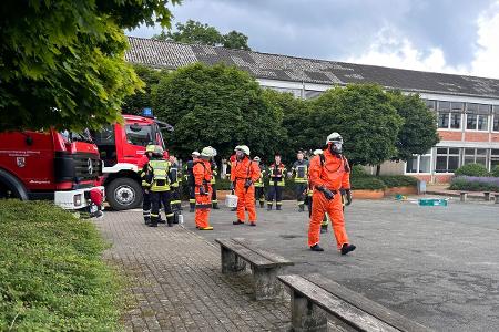 Die Feuerwehr an der Einsatzstelle Die Feuerwehr an der Einsatzstelle