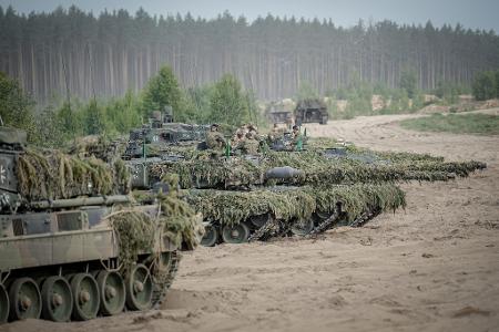 Leopard-2-Panzer der Bundeswehr bei einer Übung - die deutschen Streitkräfte sollen in den kommenden Jahren besser bewaffnet werden. Leopard-2-Panzer der Bundeswehr bei einer Übung - die deutschen Streitkräfte sollen in den kommenden Jahren besser bewaffnet werden.