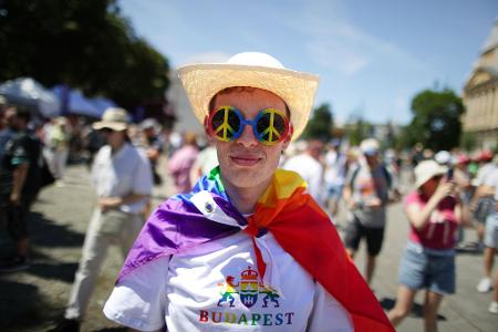 Trotz eines Verbots der Orban-Regierung versammeln sich tausende Menschen zur Budapester Pride. Trotz eines Verbots der Orban-Regierung versammeln sich tausende Menschen zur Budapester Pride.