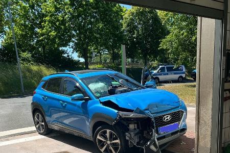 Verursacherfahrzeug mit ausgelösten Airbags in Entstellung vor Waschstraße Verursacherfahrzeug mit ausgelösten Airbags in Entstellung vor Waschstraße