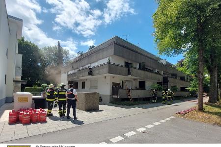 Einsatzkräfte der Feuerwehr vor dem Gebäude. Einsatzkräfte der Feuerwehr vor dem Gebäude.