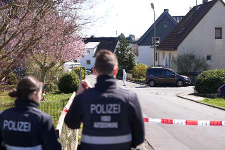 Bei den Ermittlungen zu dem Dreifachmord im Westerfald geht die Polizei auch möglichen Lebenszeichen des Tatverdächtigen im Internet nach. Bei den Ermittlungen zu dem Dreifachmord im Westerfald geht die Polizei auch möglichen Lebenszeichen des Tatverdächtigen im Internet nach.