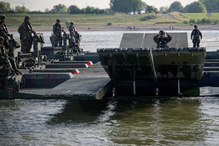 Militärübung am Rhein: Panzer-Fähren transportieren 100-Tonnen-Fahrzeuge