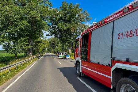 Ein Motorradfahrer verunfallte auf der B214 bei Eicklingen. Feuerwehr, Rettungsdienst und Polizei gemeinsam im Einsatz Ein Motorradfahrer verunfallte auf der B214 bei Eicklingen. Feuerwehr, Rettungsdienst und Polizei gemeinsam im Einsatz