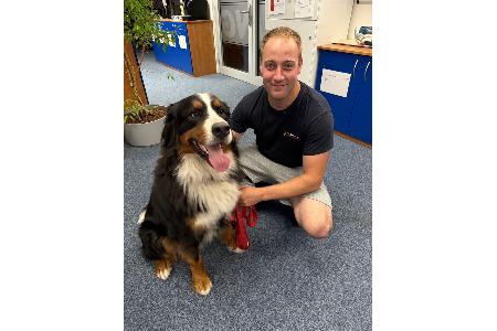 Glück im Unglück. der Hund wurde nach erfolgreicher Rettung auf der Feuerwache Böblingen versorgt. Glück im Unglück. der Hund wurde nach erfolgreicher Rettung auf der Feuerwache Böblingen versorgt.
