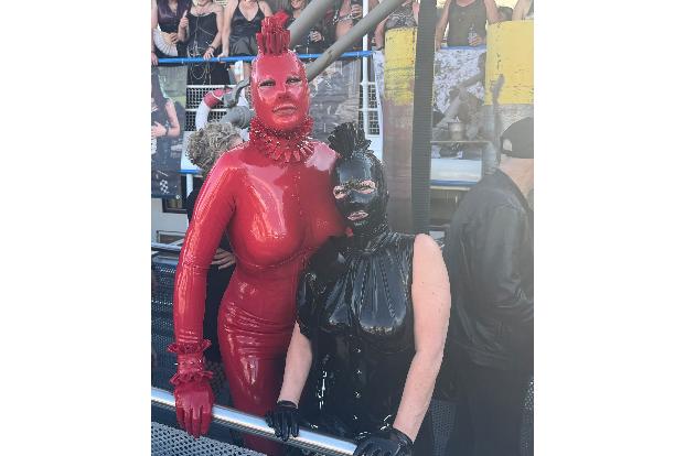 Die Gäste präsentieren ihre Outfits. 