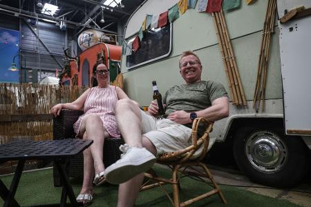 Die englischen Touristen Simon und Anne sind begeistert vom Indoor-Camping in Bonn.