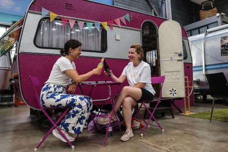 Die beiden Französinnen genießen einen Abend in Bonn in entspannter Camping-Atmosphäre in der Halle des Basecamp.
