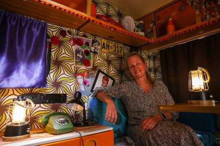 Verena ist eigentlich keine Camperin - aber die Indoor-Version wollte sie mal erleben. Ihr Wohnwagen ist im Flower-Power-Stil der 70-er Jahre gehalten.
