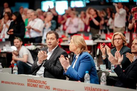 Die SPD-Vorsitzenden Klingbeil und Bas applaudieren beim Parteitag nach der Abstimmung über die Vorbereitung eines AfD-Verbotsverfahrens. Die SPD-Vorsitzenden Klingbeil und Bas applaudieren beim Parteitag nach der Abstimmung über die Vorbereitung eines AfD-Verbotsverfahrens.