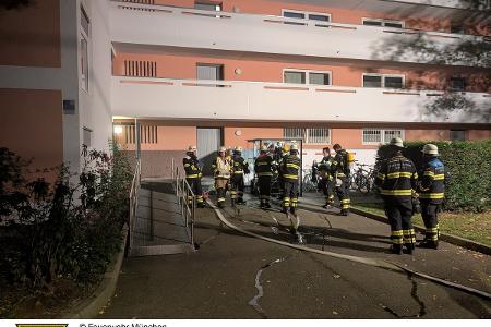 Einsatzkräfte vor dem Gebäude Einsatzkräfte vor dem Gebäude