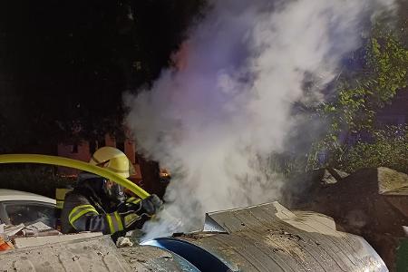 Löschmaßnahmen unter Atemschutz am brennenden Container Löschmaßnahmen unter Atemschutz am brennenden Container