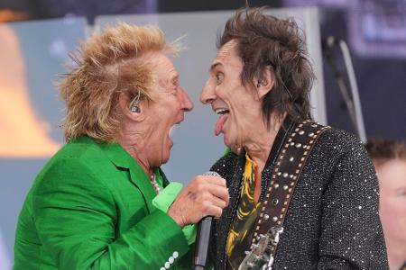 Frisur sitzt - Rod Stewart mit Gast Ronnie Wood beim Glastonbury Festival