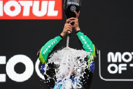 Moto2-Sieger Diogo Moreira feiert in Assen mit Prosecco-Dusche
