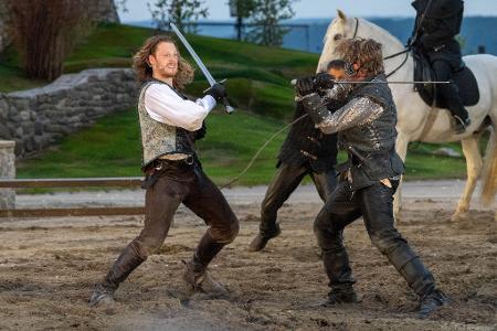 Moritz Stephan (l) alias Klaus Störtebeker spielt eine Szene bei den Störtebeker-Festspielen auf der Naturbühne auf der Insel Rügen.