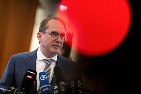 Bleibt bei seinen Bedenken gegen einen AfD-Verbotsantrag: Alexander Dobrindt. (Archivbild) Bleibt bei seinen Bedenken gegen einen AfD-Verbotsantrag: Alexander Dobrindt. (Archivbild)