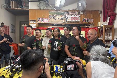 Aktuelle und ehemalige Mitglieder der pro-demokratischen Partei Hongkongs, der League of Social Democrats (LSD), geben die Auflösung der Partei bekannt. Aktuelle und ehemalige Mitglieder der pro-demokratischen Partei Hongkongs, der League of Social Democrats (LSD), geben die Auflösung der Partei bekannt.