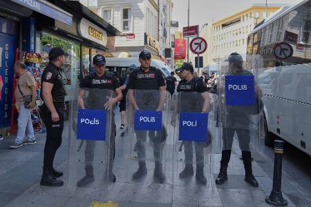 Türkische Polizisten stehen in einer Sicherheitslinie während des jährlichen LGBTQ+ Pride Marsches. Türkische Polizisten stehen in einer Sicherheitslinie während des jährlichen LGBTQ+ Pride Marsches.