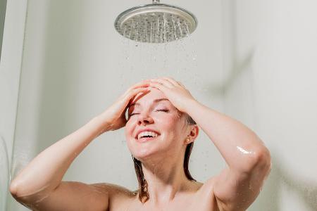 Wer bei Hitze duschen will, nimmt besser lauwarmes als kaltes Wasser - das schont den Kreislauf.