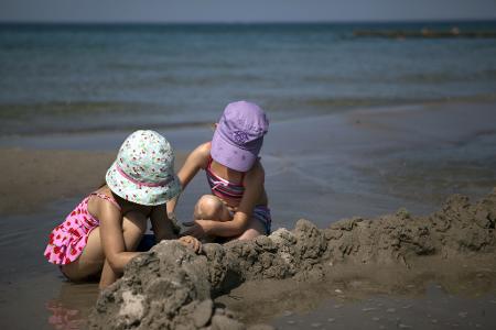 Eine Kopfbedeckung schützt nicht nur Kinder vor Sonne und Hitze.