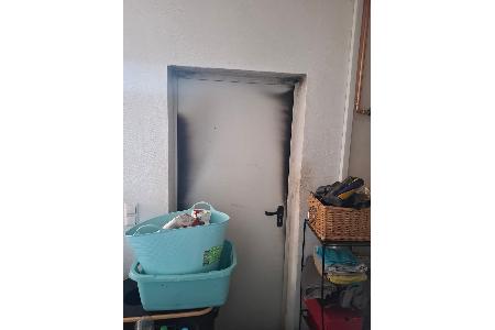 geschlossene Brandschutztür zwischen Garage und Wohnhaus geschlossene Brandschutztür zwischen Garage und Wohnhaus