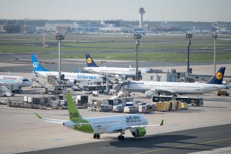 Jets von Lufthansa und AirBaltic auf dem Flughafen Frankfurt. 
