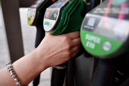 Tanken ist noch immer teurer als vor der Eskalation in Nahost - dabei ist der Ölpreis wieder gefallen. Tanken ist noch immer teurer als vor der Eskalation in Nahost - dabei ist der Ölpreis wieder gefallen.