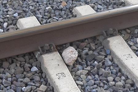 Bahnstrecke Waren/Müritz-Grabowhöfe - Steine im Gleisbereich Bahnstrecke Waren/Müritz-Grabowhöfe - Steine im Gleisbereich