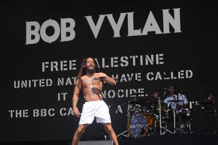 Ein Mitglied der Gruppe Bob Vylan rief das Publikum in Glastonbury dazu auf 