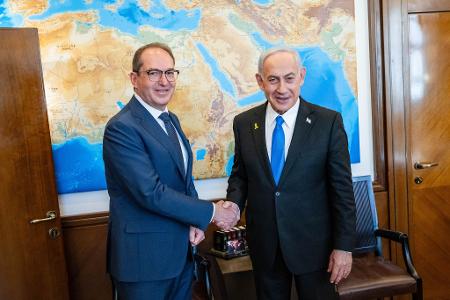 Bundesinnenminister Alexander Dobrindt (CSU) traf am Wochenende in Israel Ministerpräsident Benjamin Netanjahu sowie weitere Kabinettsmitglieder. (Handout)