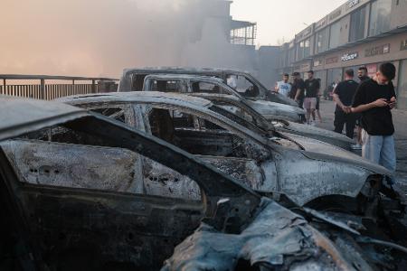 Mehrere Autos verbrannten in den Feuern. 