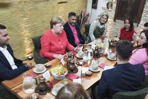 "Wenn ich nach 2015 zurückgehe ...": Merkel gesteht im Gespräch mit Geflüchteten, was sie jetzt ändern würde