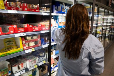 Auch wenn sich die Inflation normalisiert hat: Verbraucher spüren die gestiegenen Preise im Alltag (Archivbild)