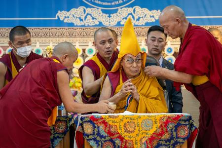 Dalai Lama erhält eine zeremonielle Kopfbedeckung bei einer Veranstaltung zu seinem 90. Geburtstag nach dem tibetischen Kalender.