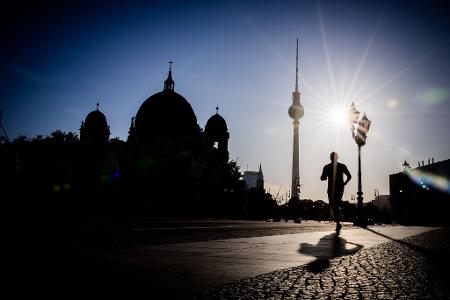 Schon morgens scheint die Sonne kräftig in Berlin.